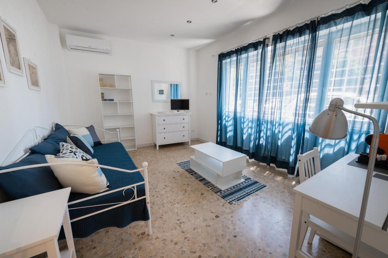Casa Rosa Beige E Blu Rom